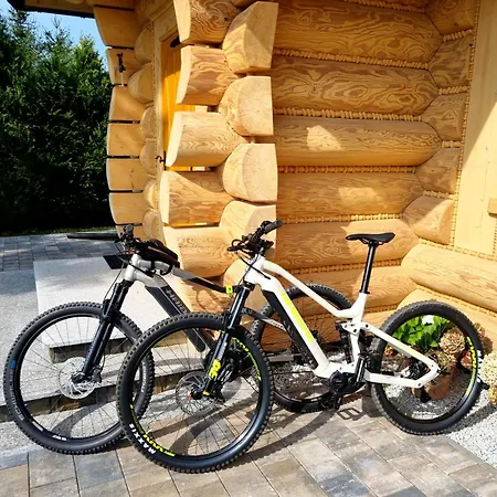 Czarny Kot Z Jacuzzi I Sauną *