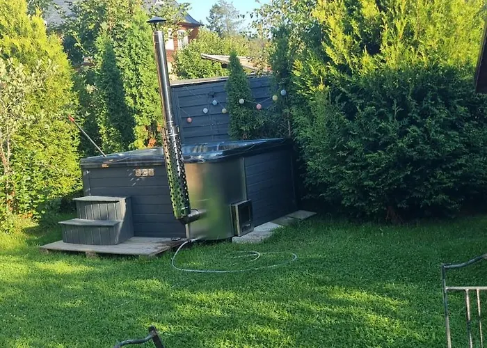 Czarny Kot Z Jacuzzi I Sauna